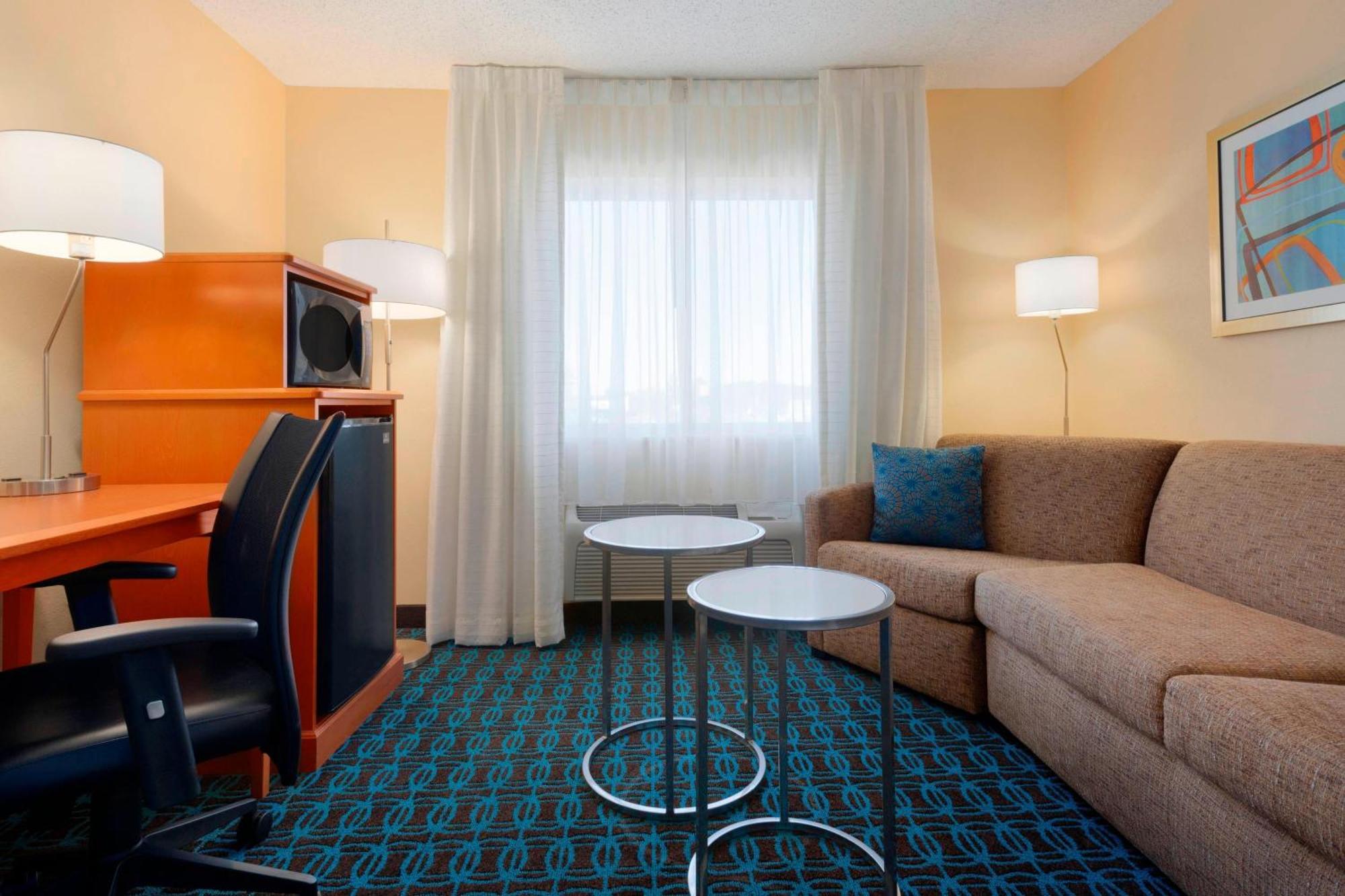 Fairfield Inn & Suites Лонгвю Екстериор снимка