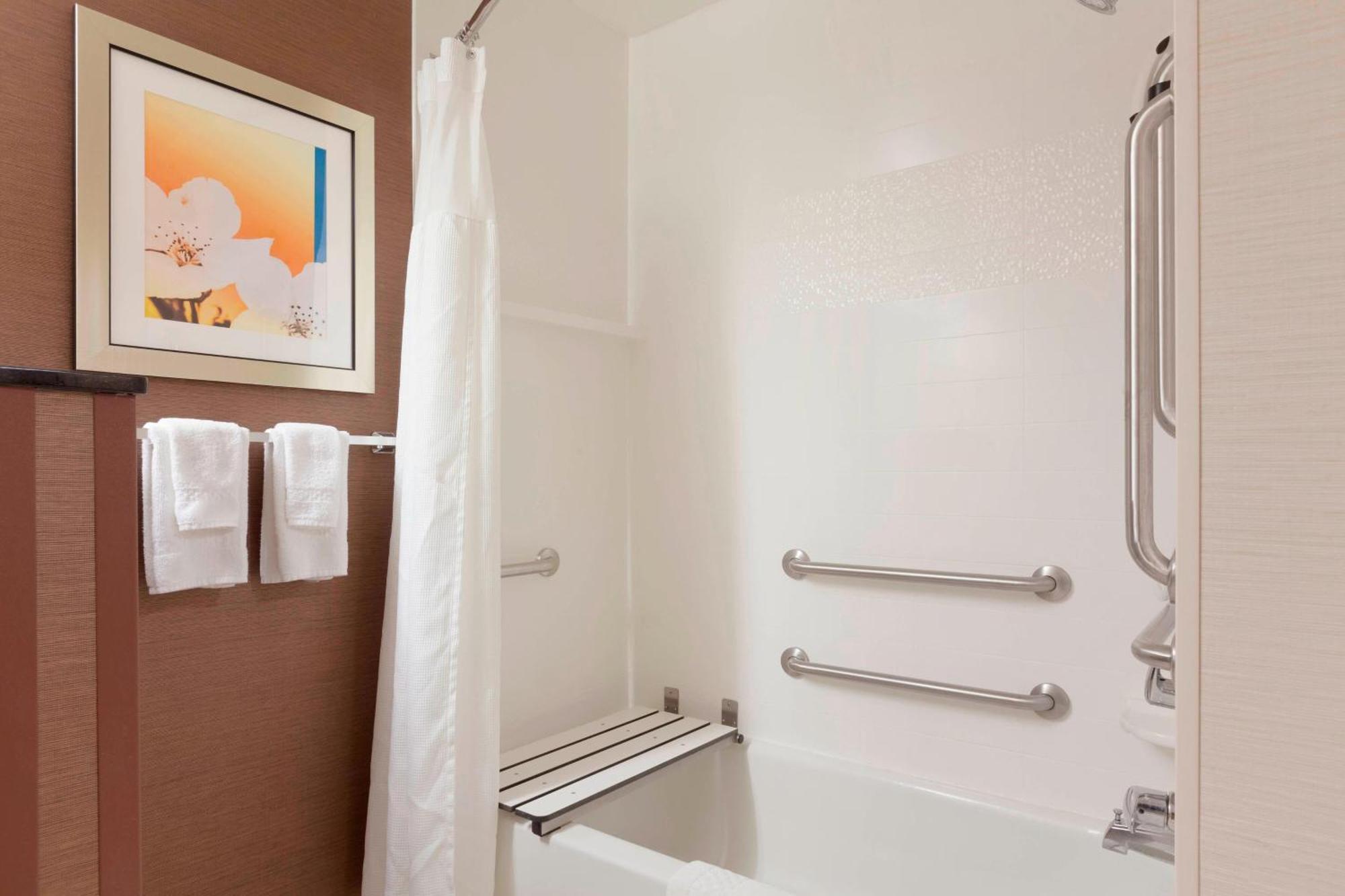 Fairfield Inn & Suites Лонгвю Екстериор снимка
