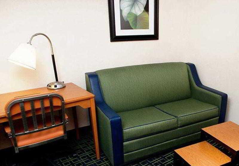 Fairfield Inn & Suites Лонгвю Екстериор снимка