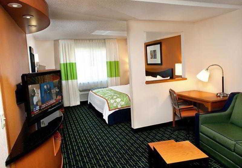 Fairfield Inn & Suites Лонгвю Екстериор снимка