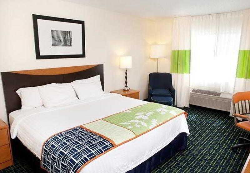 Fairfield Inn & Suites Лонгвю Екстериор снимка